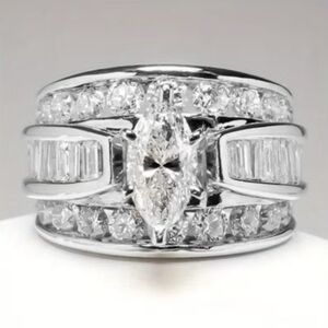 Stunning Silver Tone Blingy Glam Ring
